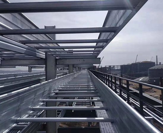 鋼製電（diàn）纜橋架及安裝現場（chǎng）